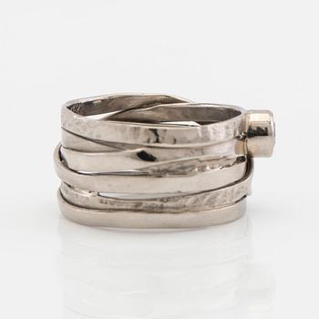 Ring, 18k vitguld med briljantslipad diamant.