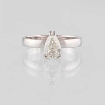 RING, 18K vitguld med droppslipad diamant 1.03 ct. Vikt 3,6 gram.