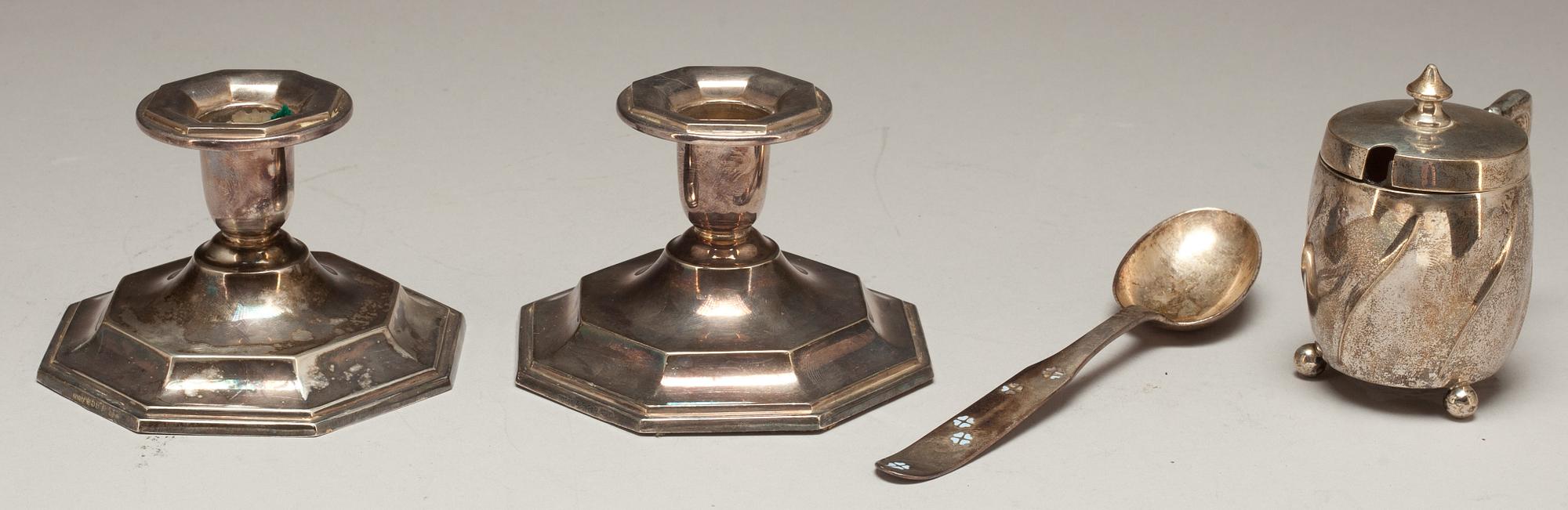 LJUSSTAKAR, SENAPSKANNA och SKED, silver. 1900-tal.