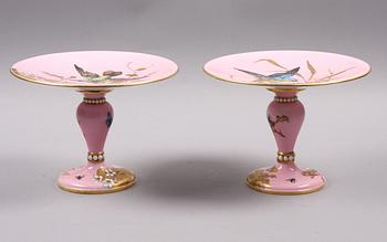 FAT PÅ FOT, ett par, porslin, sent 1800-tal.