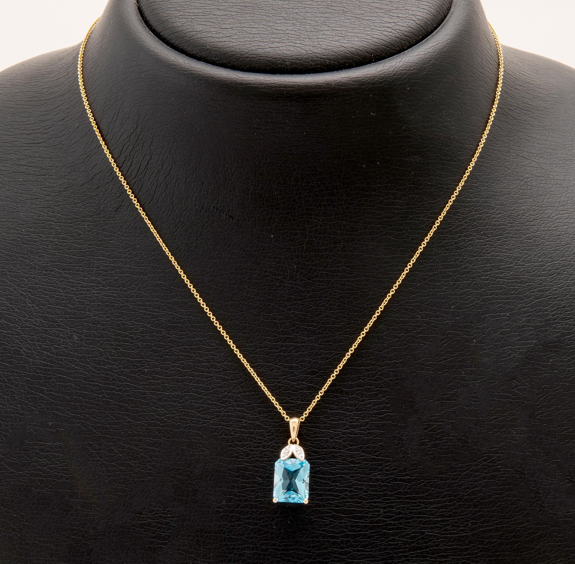 Halsband 14K guld med trappslipad blå topas och runda briljantslipade diamanter.