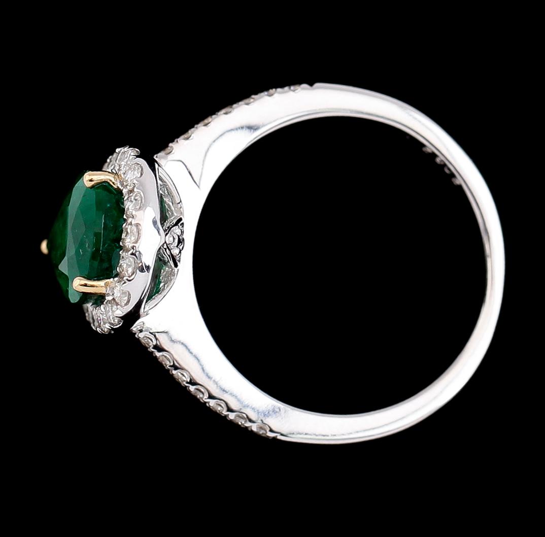 RING, 18K vitguld, smaragd ca 2.08 ct, diamanter tot ca 0.40 ct.