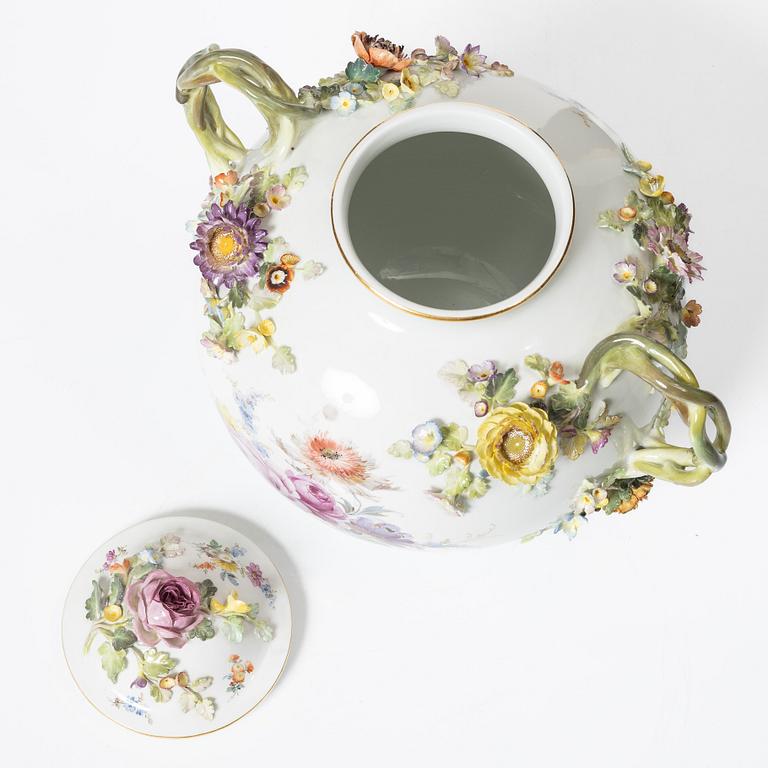Meissen, a lided porcelain vase, first half of the 20th century.