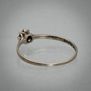 RING, 18k vitguld med briljantslipad diamant ca 0,16 ct. Vikt 0,9 g.