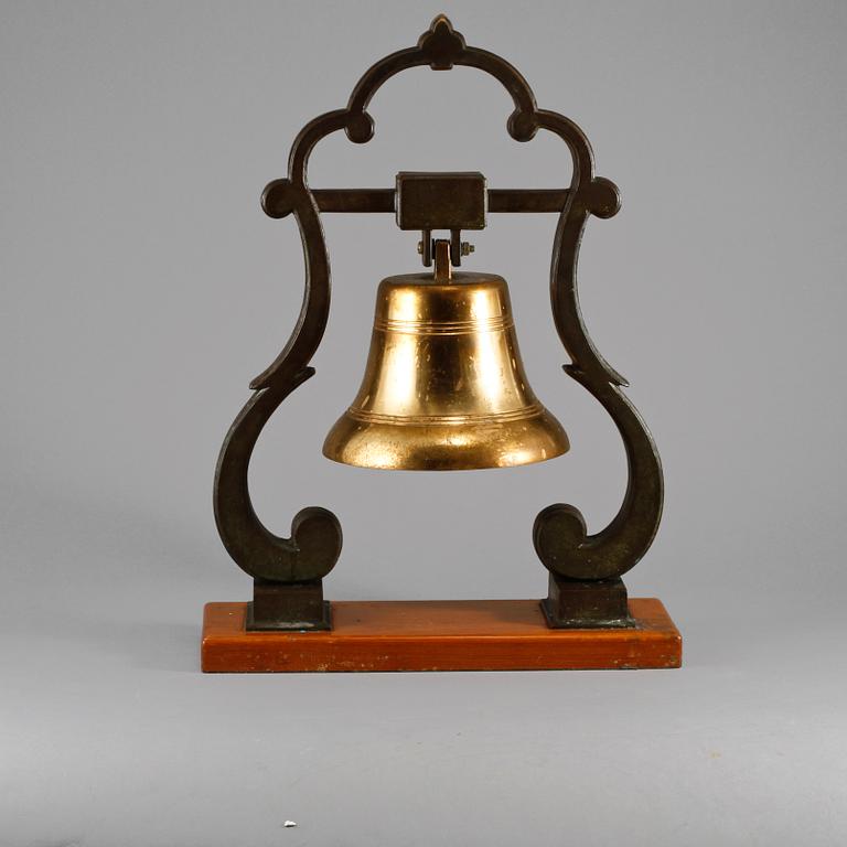 MÄSSKLOCKA SAMT FÄSTEN, ett par, 1900-tal.