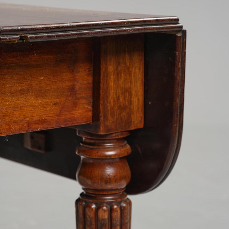 A Regency mahogany dining table, first part 19th century.
