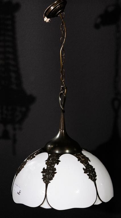TAKLAMPA, tiffanystil, glas och metall.