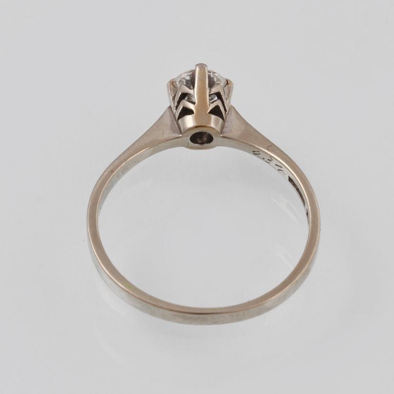 RING, 18K vitguld med briljantslipad diamant 0.34 ct, Gustav Dahlgren & Co, Malmö, 1966. Vikt 2,2 gram.