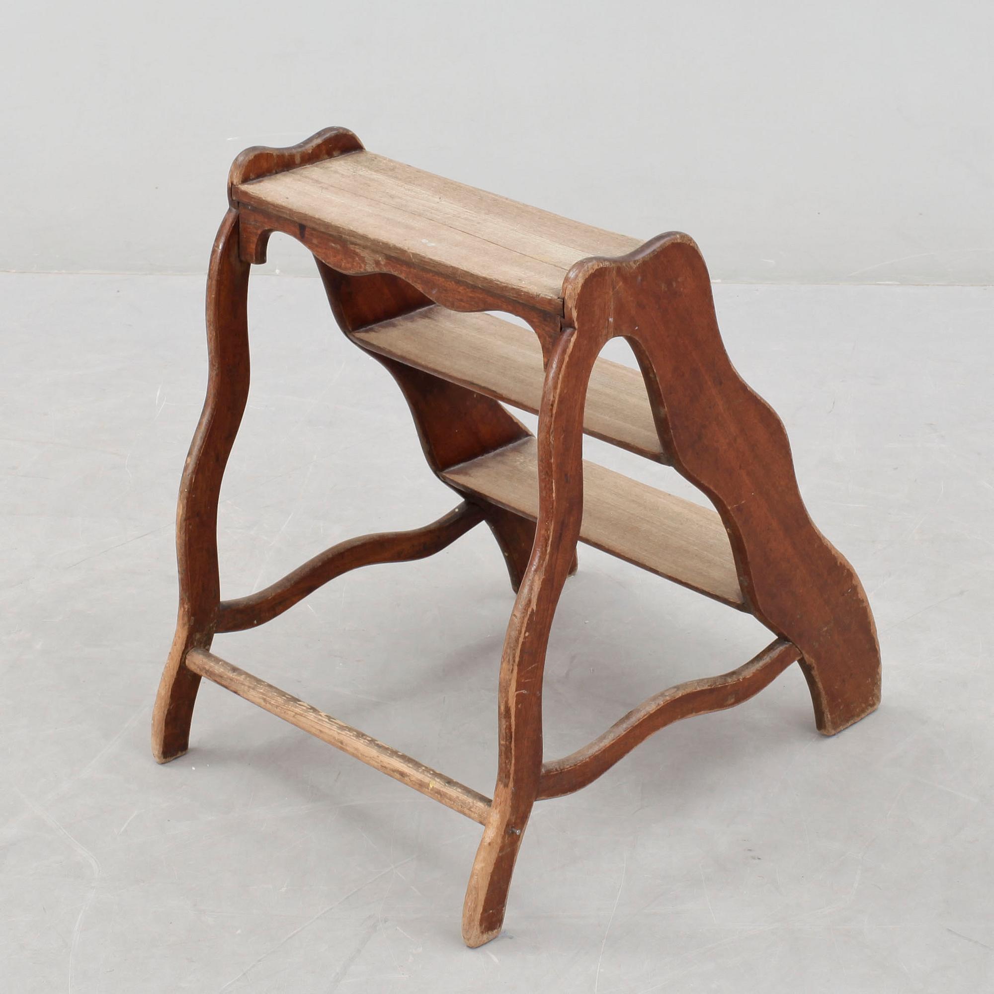 BIBLIOTEKSSTEGE, trä, 1800/1900-tal.