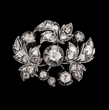 1029. BROSCH, stiliserad blomsterkvist med rosenslipade diamanter, 1800-talets andra hälft.