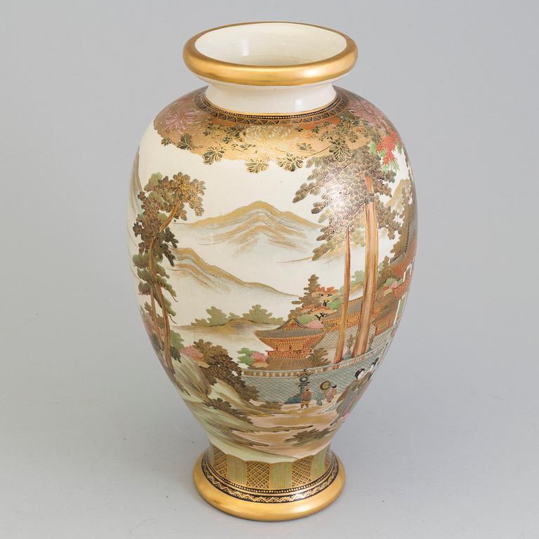 A Japanese satsuma vase, first half of 20th Century.