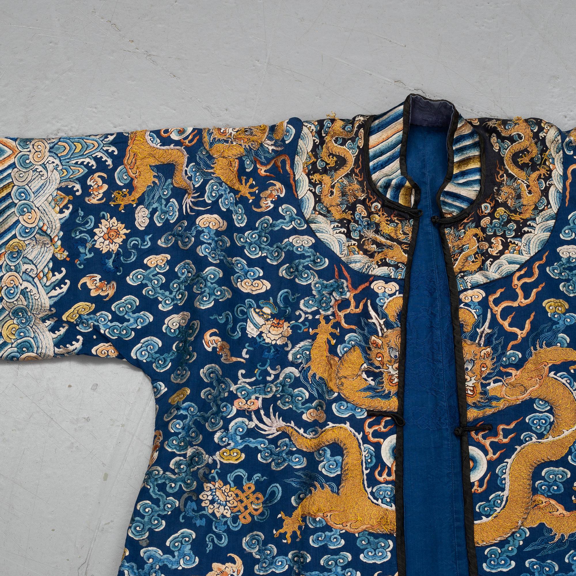 A Chinese robe, embroidered silk. Late Qing dynasty (1644–1911).