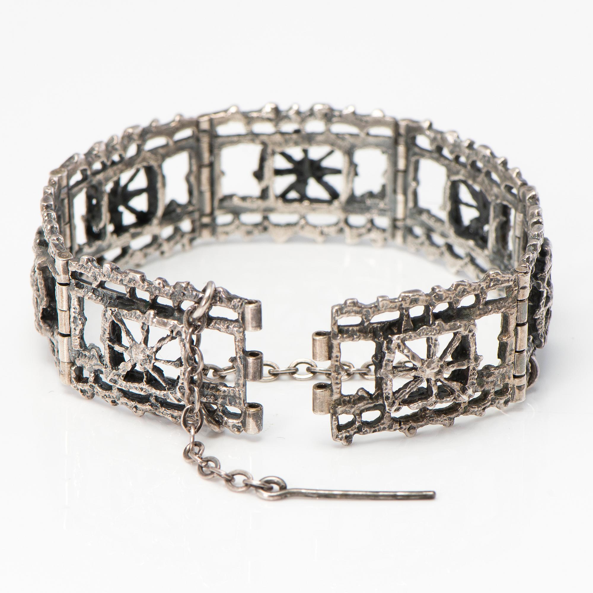 PENTTI SARPANEVA, RING, ARMBAND och BROSCH, silver, Turun Hopea, Åbo 1976-1969.