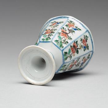 A famille verte octagonal Stem cup, Qing dynasty, Kangxi (1662-1722).