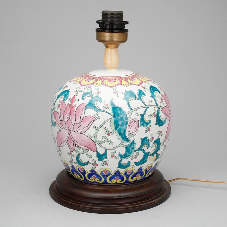 LAMPOR, 2 st, porslin, 1900-talets första hälft.