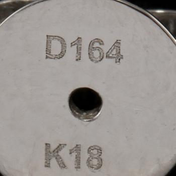 ÖRHÄNGEN, 18k vitguld med totalt 14 briljantslipade diamanter, 1.64 ct. Total vikt 3 g.