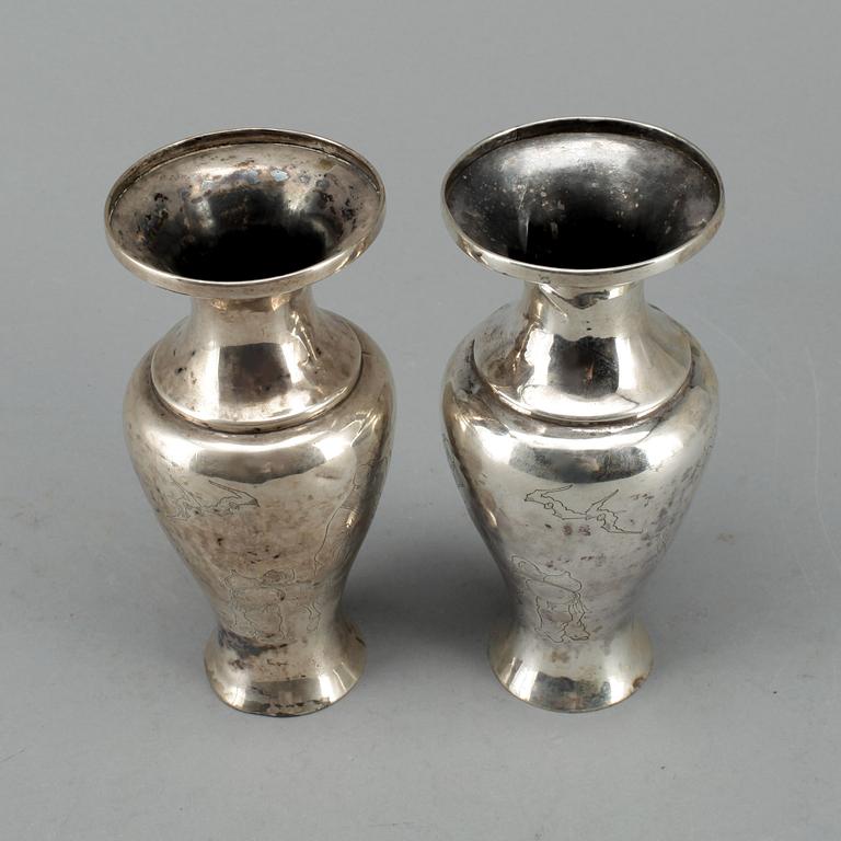 VASER, ett par, silver, Kina, 1900-talets början. Total vikt 347 cm.