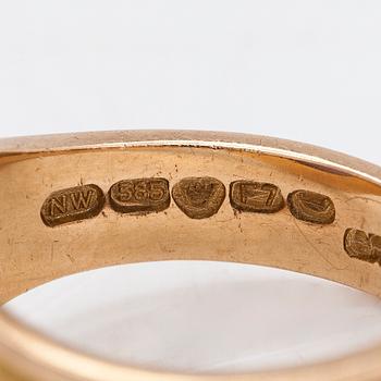 Bertel Gardberg, ring, 14K guld med 
cabochonslipad ametistkvarts, Westerback, Helsingfors 1959.