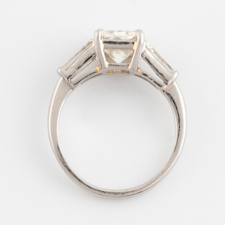 Platinum and ca 2,30 ct radiant cut diamond ring.