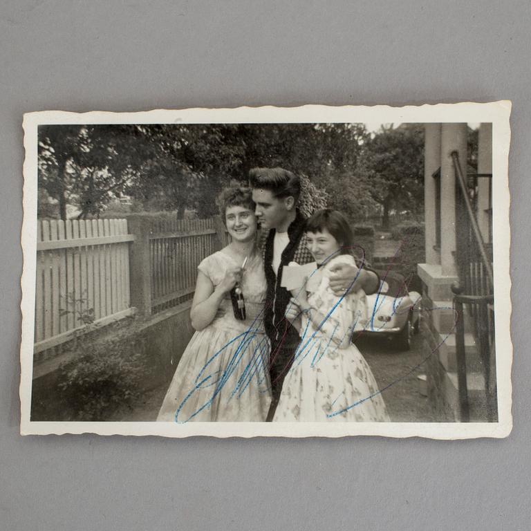 ELVIS PRESLEY (1935-1977), 2 foton med egenhändiga autografer, Bad-Naheim 1959.