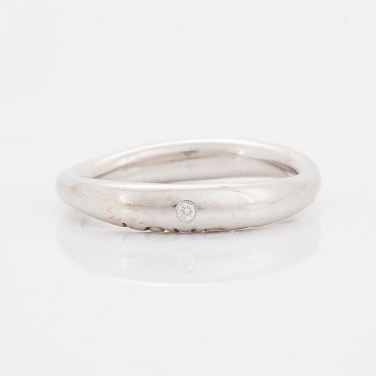 Ole Lynggaard, Charlotte Lynggaard, Love ring nr 3 vitguld med briljantslipad diamant ca 0.015 ct.
