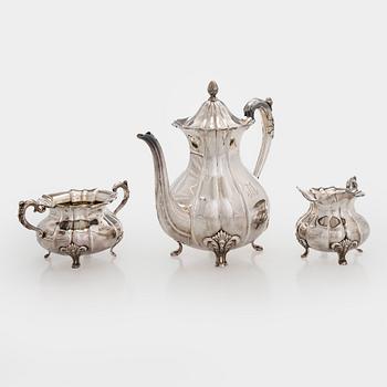 Kahvikalusto, 3 osaa, ja kynttilänjalkapari, hopeaa, Kultakeskus, Hämeenlinna 1946 ja 1948.