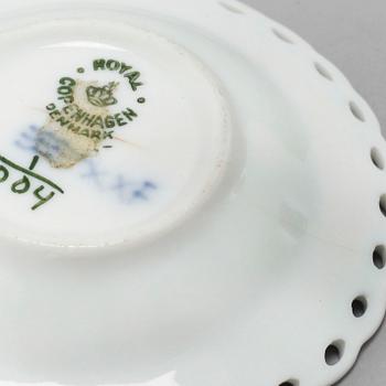 A set 38 pieces of Royal Copenhagen porcelain named "Musselmalet".