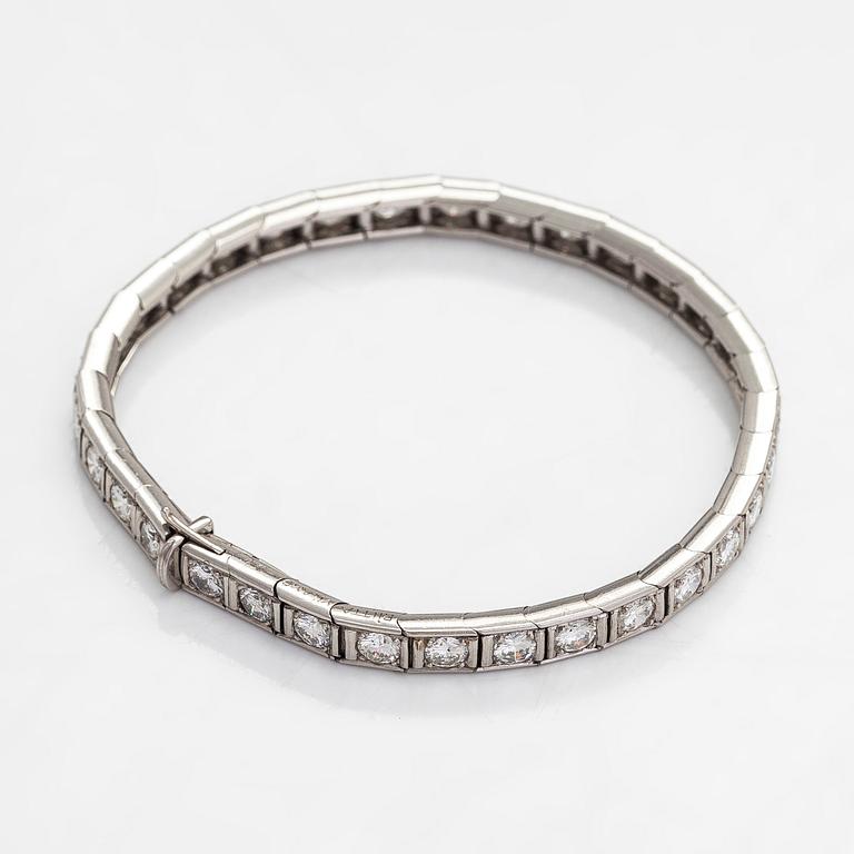 Tennisarmband, platina med briljantslipade diamanter totalt ca 5.61 ct. Med intyg.