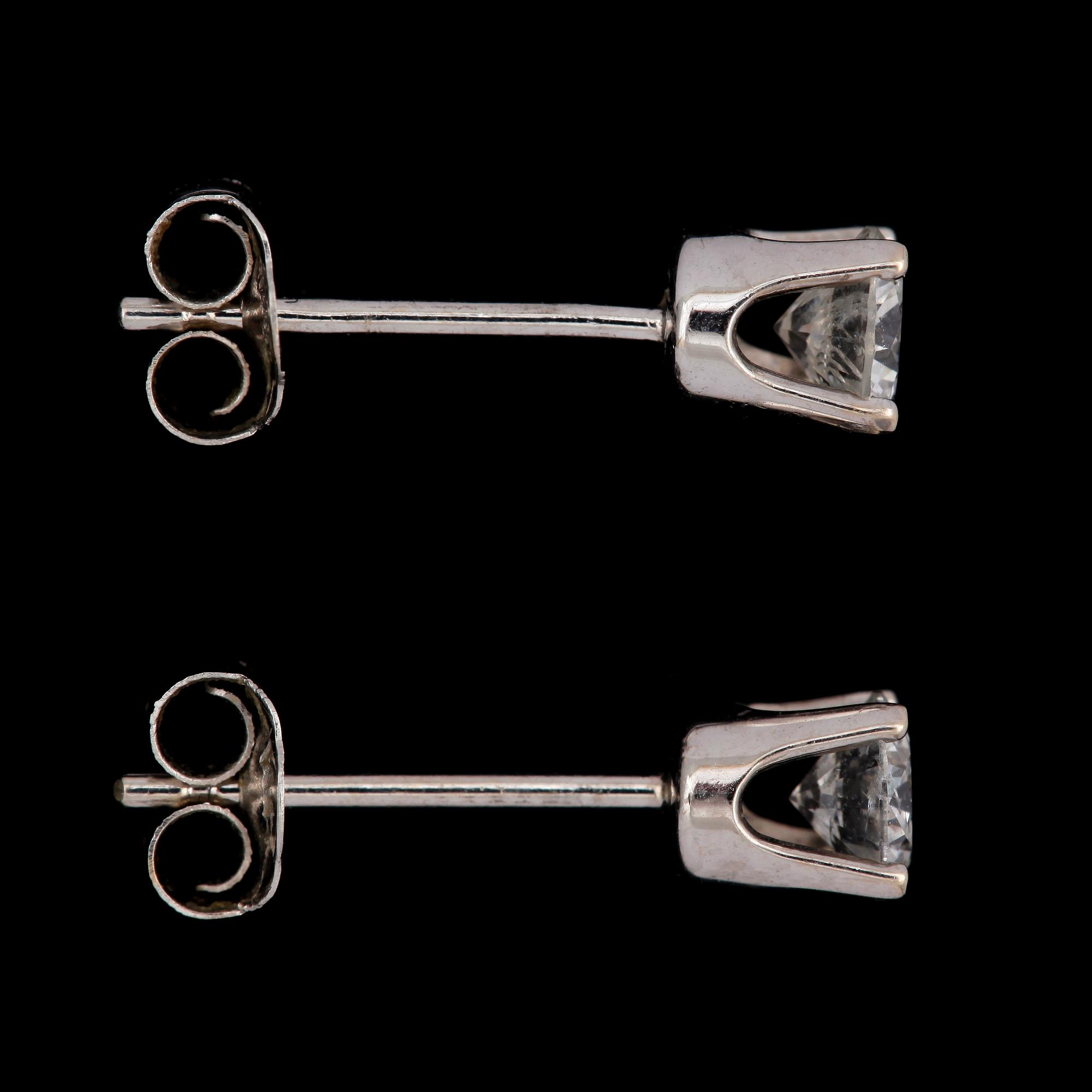 ÖRHÄNGEN, ett par, 14k vitguld med briljantslipade diamanter tot ca 0,40ct. Vikt 0,5g. Cert UG medföljer.