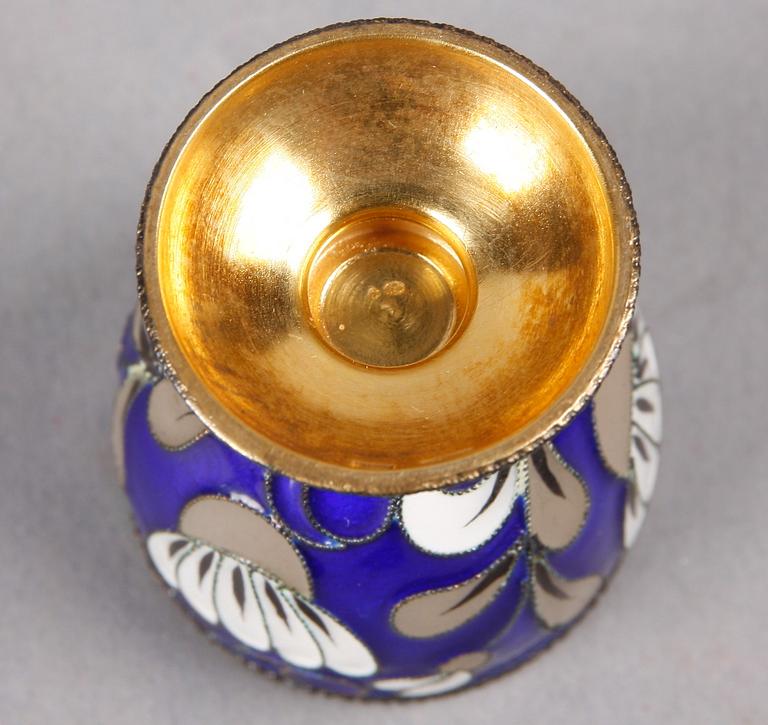 STÄLL MED KOPPAR OCH FLASKA, emalj och silver, Sovjetryska stämplar. 1900-tal.