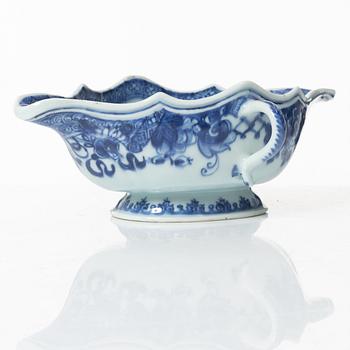 A Chinese blue and white export porcelain sauce boat and a sauce bowl, Qing dynasty, Qianlong (1736-95).
