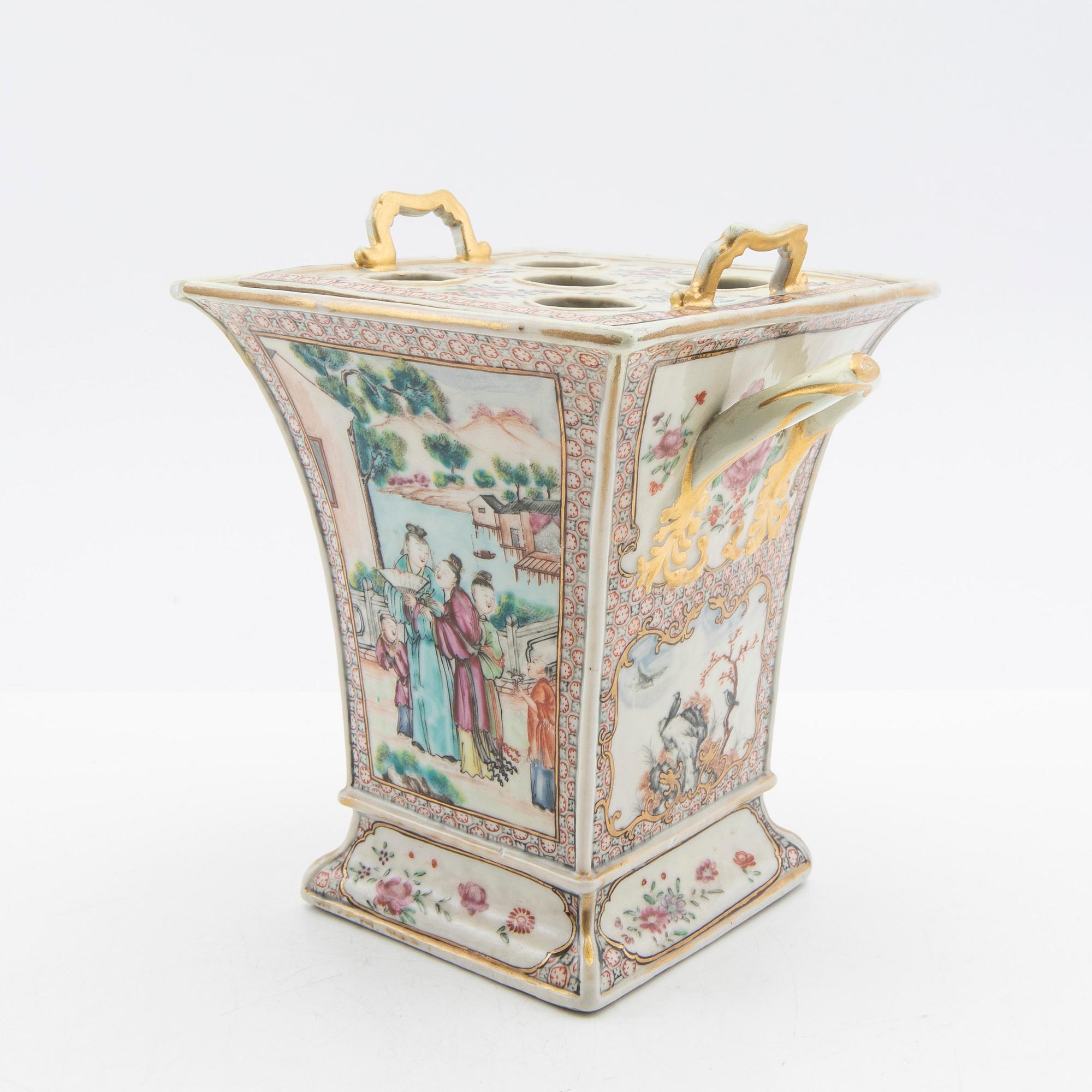 Tulip vase with insert, company porcelain. Qing dynasty, Qianlong (1736-95).