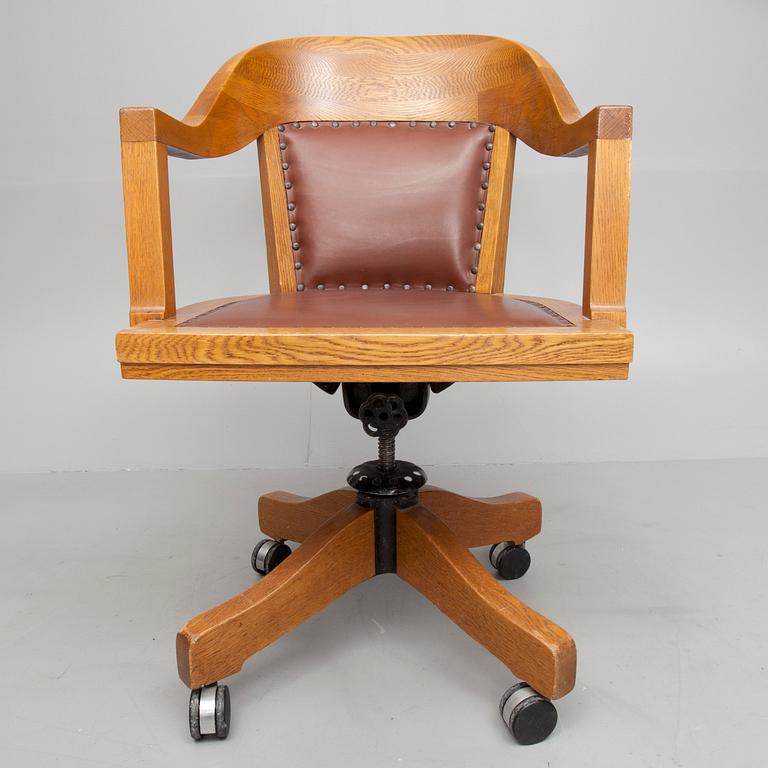 SKRIVBORDSSTOL, brännstämplad samt etikettmärkt Billnäs, 1900-talets början.