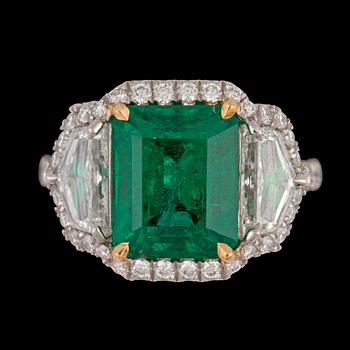 1354. RING, trappslipad smaragd, 5.50 ct och epaulet- och briljantslipade diamanter, tot. ca 1.50 ct.