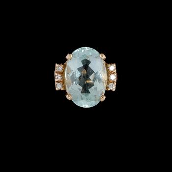 RING, 14k guld med ovalslipad akvamarin ca 5.00 ct samt 6 briljantslipade diamanter. Vikt 7 g.