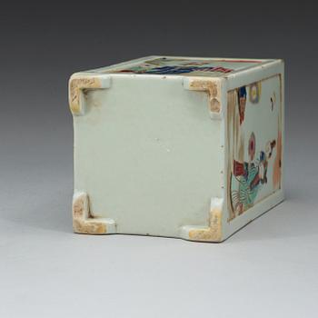 A famille rose brushpot, Qing dynasty (1644-1912).