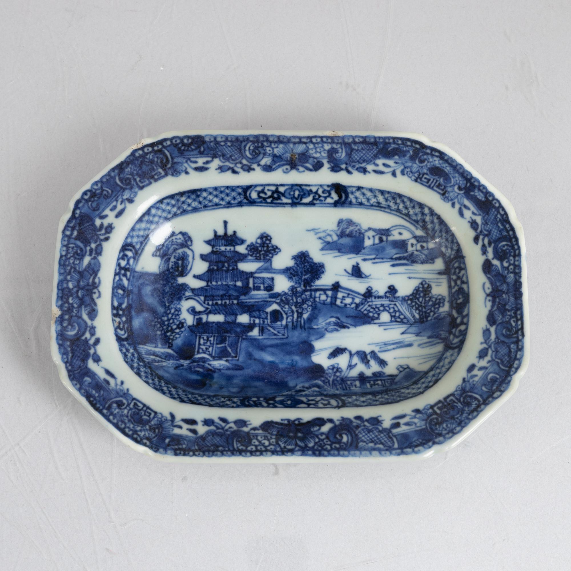 A blue and white export porcelain butter dish with stand and dover, China, Qianlong (1736-95).