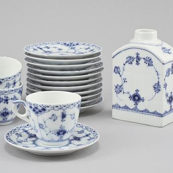 SERVISDELAR, 13 st, "Musselmalet", Royal Copenhagen, Danmark, 1900-talets andra hälft.