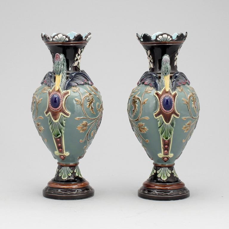 URNOR, ett par, majolika, omkring 1900.