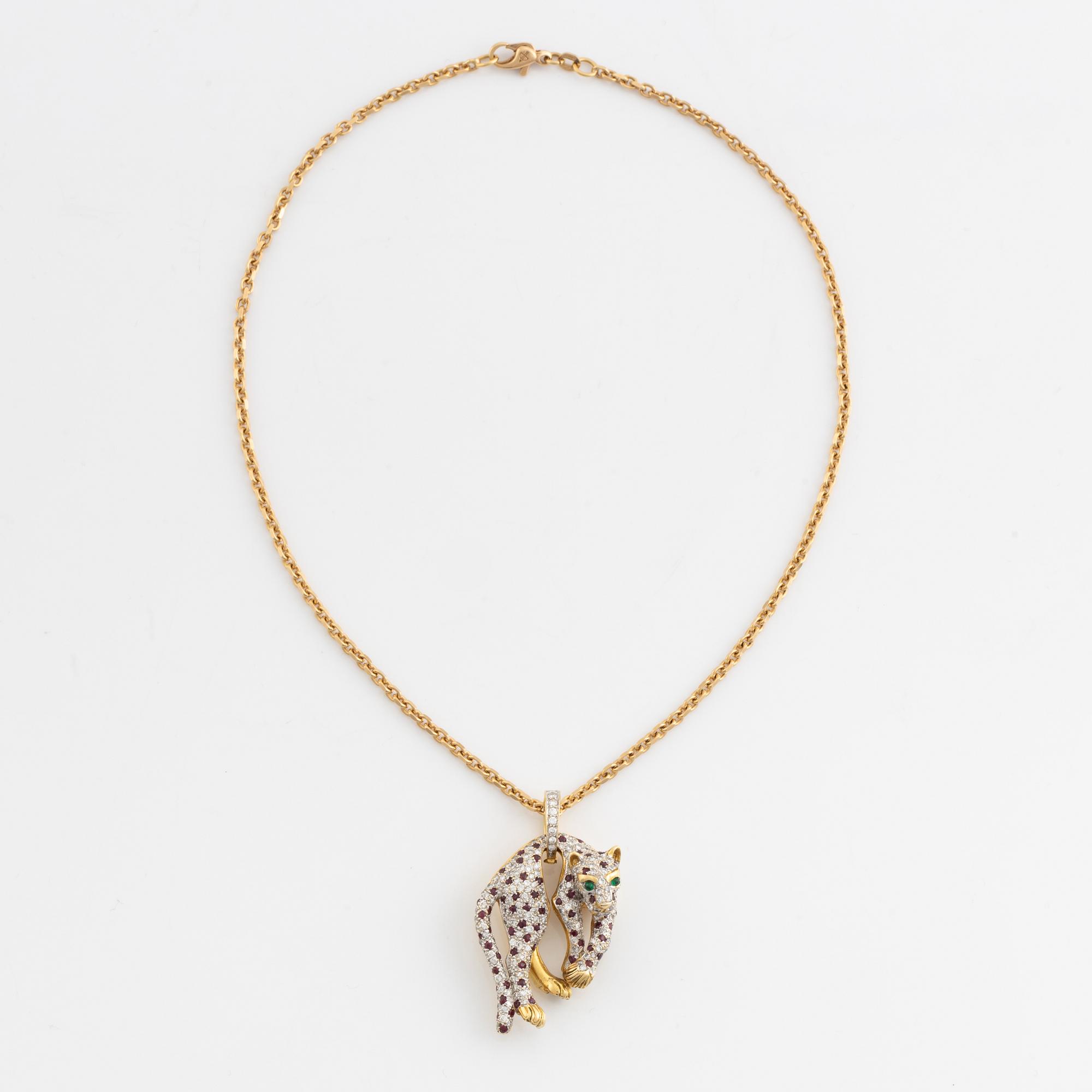 Hängsmycke, i form av leopard, 18K guld med, rubiner, smaragder och briljantslipade diamanter, med kedja.