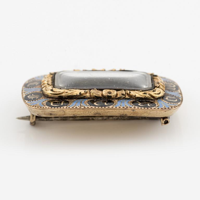 Brooch, gold with enamel and compartment. Engraved 1833.