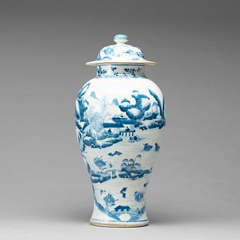 738. A blue and white porcelain jar with cover, Qing dynasty, Qianlong (1736-95).