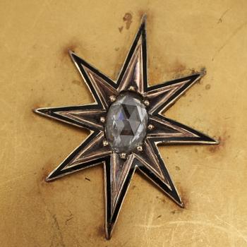 BERLOCK, 14k guld med fasettslipad diamant och onyx, trol Ryssland, 1900-tal. Vikt 27 g.