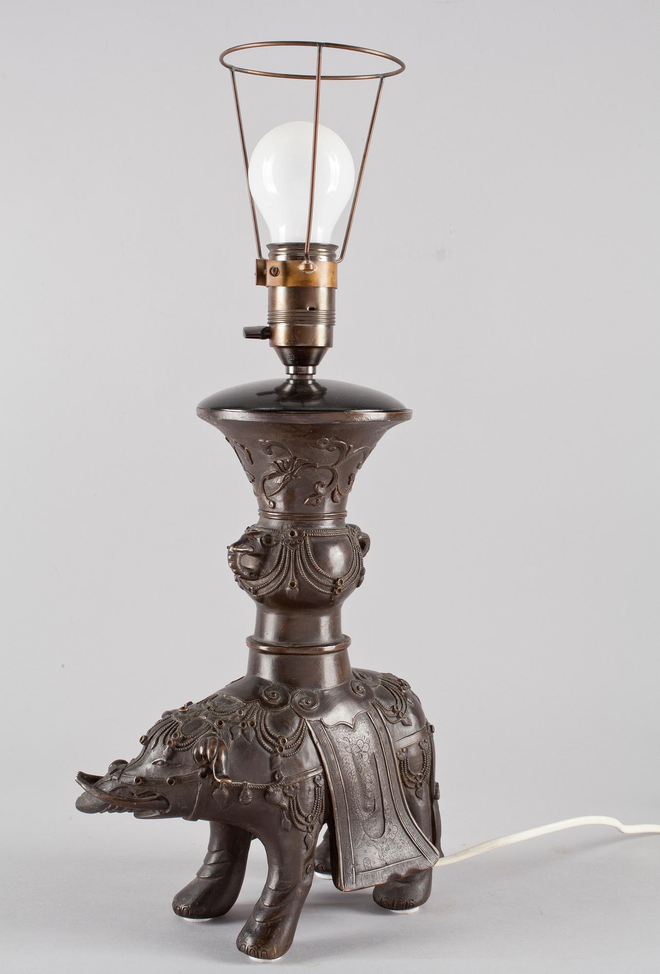 BORDSLAMPA, brons, ostasien, 1900-tal.