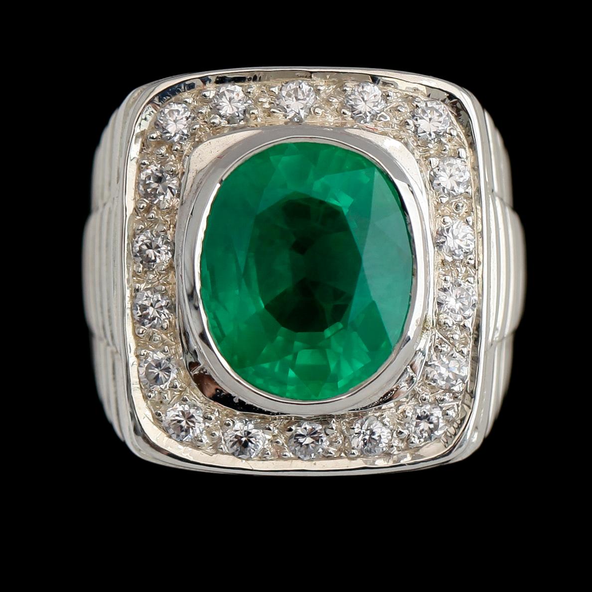 RING, vitguldspläterat sterlingsilver, smaragd ca 6.40 ct, vita safirer tot ca 0.54 ct.