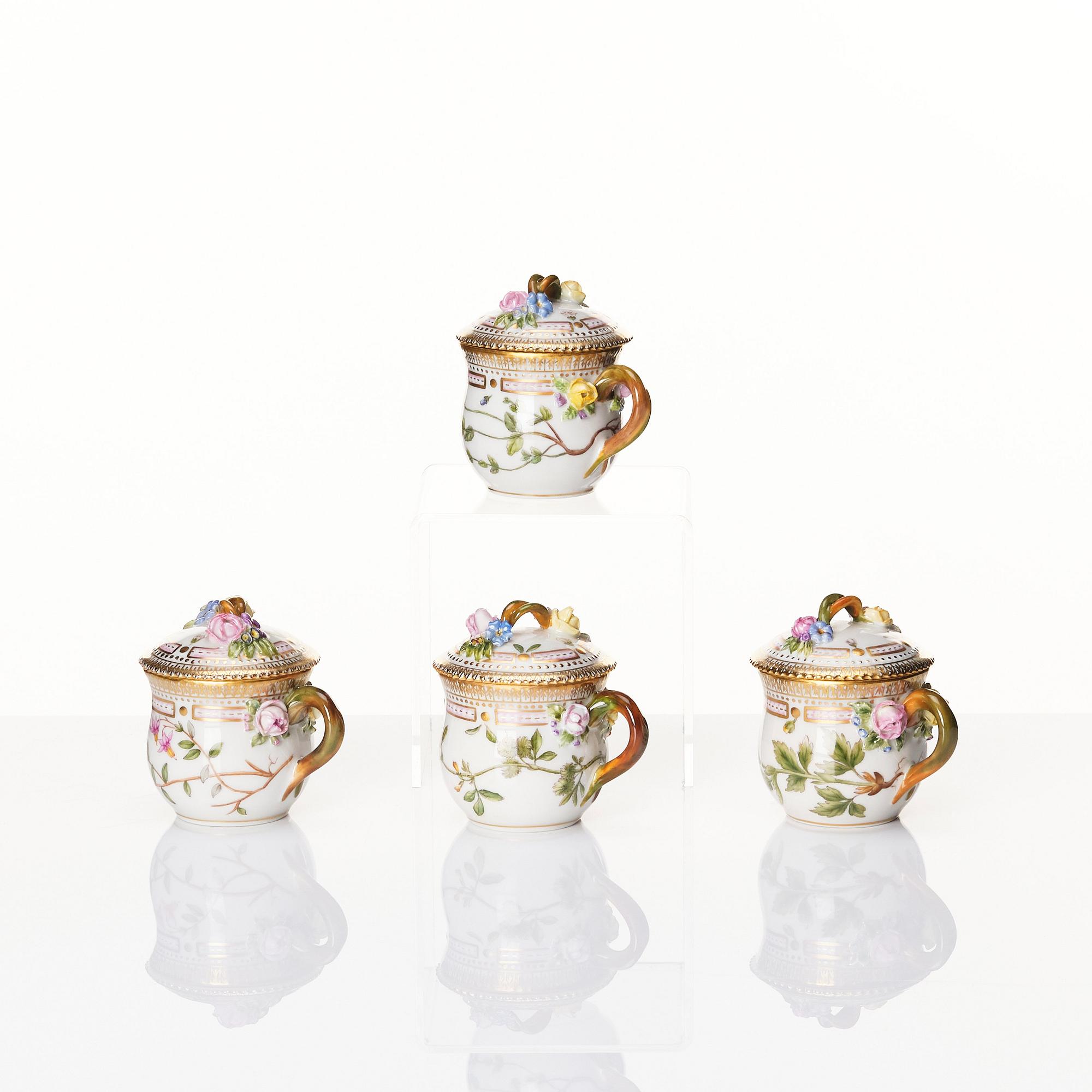 Cremekoppar med fat, fyra stycken, porslin. Royal Copenhagen, "Flora Danica", Danmark, 1900-tal.
