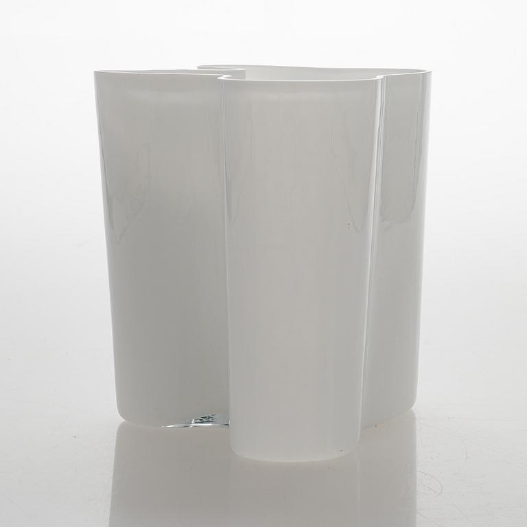 Alvar Aalto, A glass vase, model no. 3031. Signed Alvar Aalto 3031.