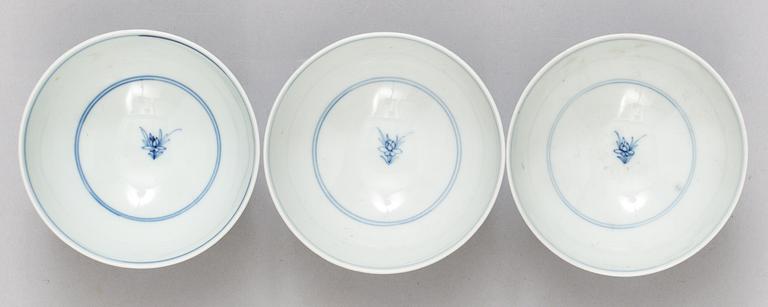 A pair of blue and white cups, Qing dynasty (1644-1912) with Yongzheng´s six character mark.