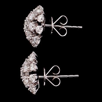 ÖRHÄNGEN, 1 par, 18 k vitguld, solitära briljantslipade diamanter tot ca 1.62 ct.