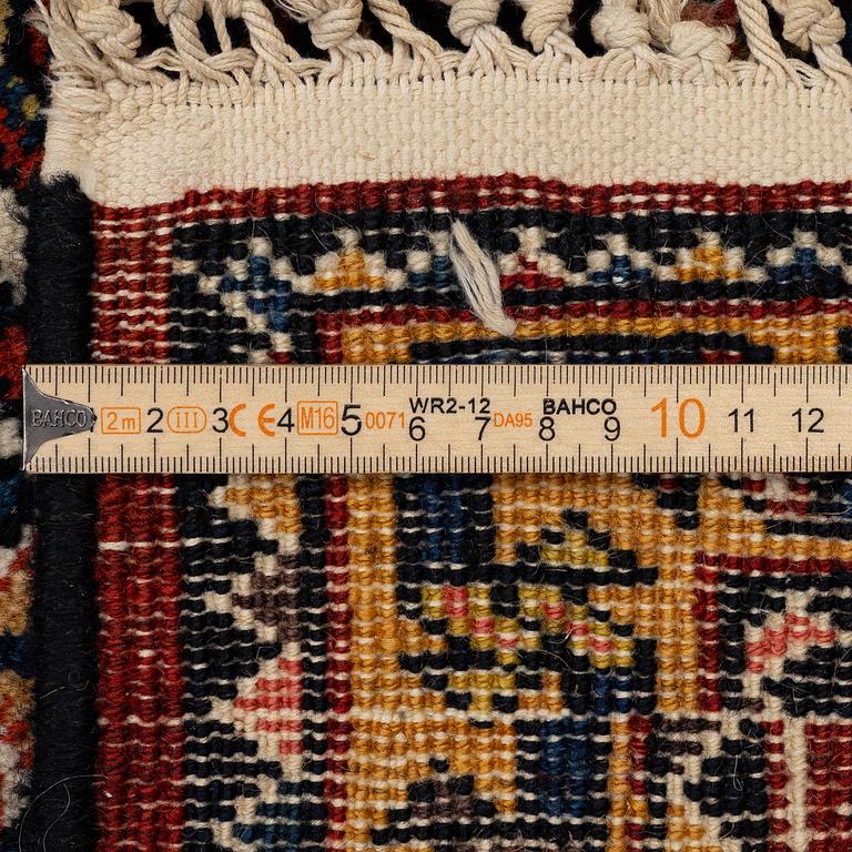 Matta, Chahar Mahal/Bakthiari. Ca 395 x 212 cm.